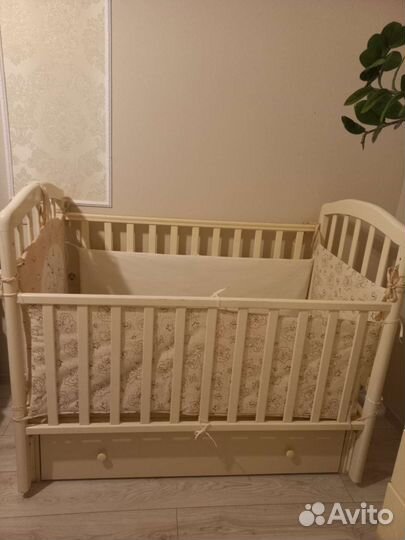 Детская кроватка с маятником и ящиком