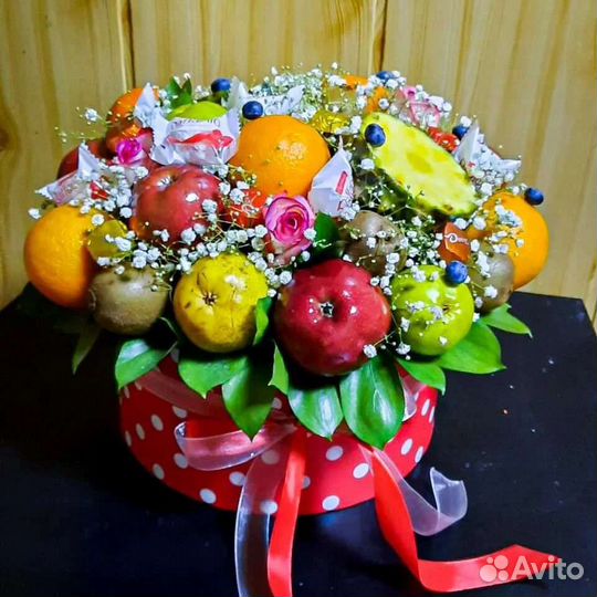 Букеты из ягод, конфет и сладостей
