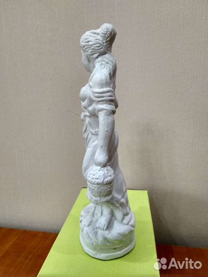 Статуэтка девушка с корзиной в античном стиле