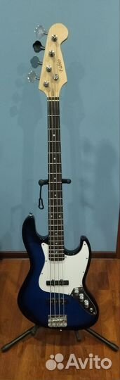 Четырехструнная бас гитара