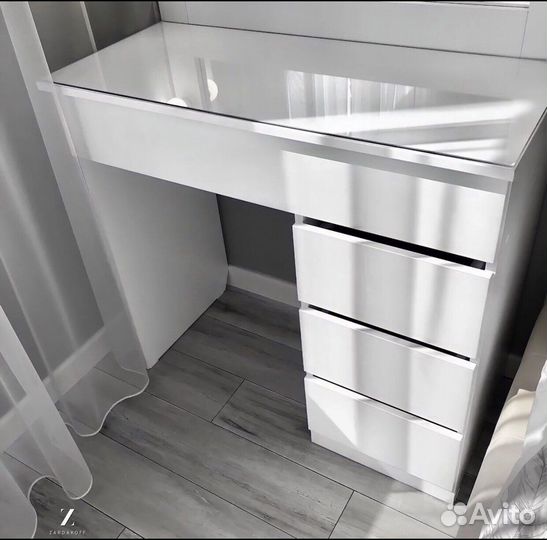 Туалетный столик и гримерное зеркало