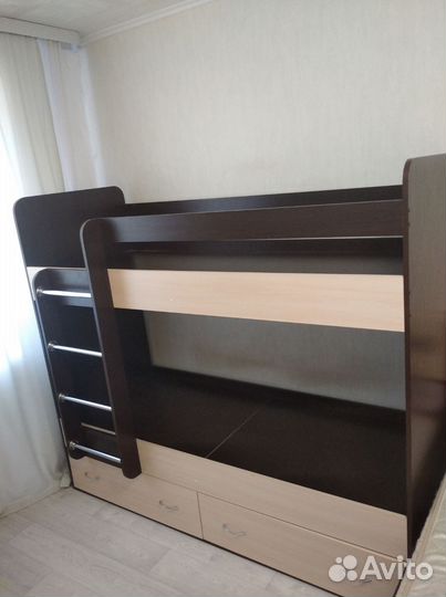 Кровать двухьярусная