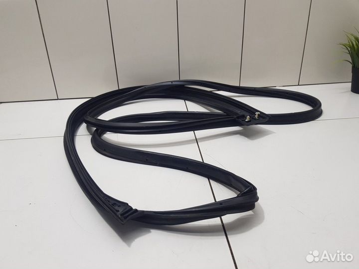 Уплотнитель двери передний левый