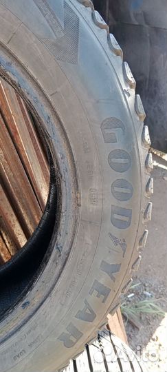 Goodyear UltraGrip 215/60 R16 99T