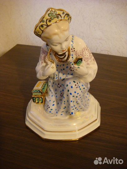 Фарфоровая статуэтка СССР Малахитовая шкатулка