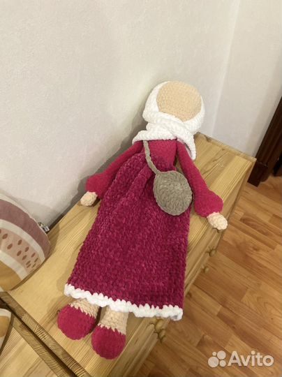 Большая вязанная кукла в хиджабе