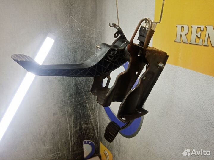 Педальный узел Педаль Renault duster