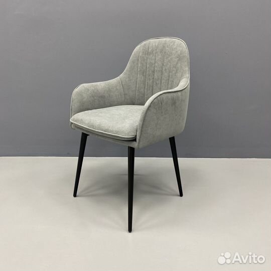 Мягкий интерьерный стул на ножках