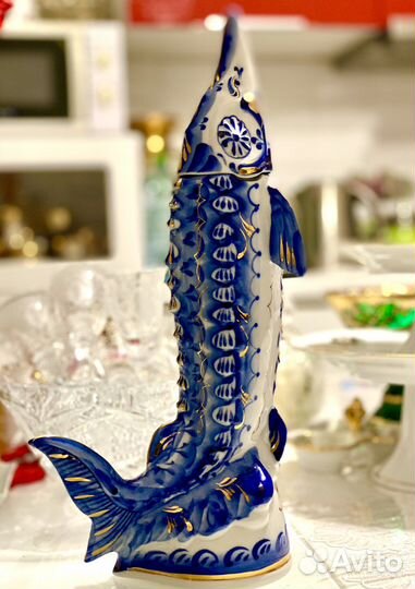 Штоф «Осетр» h 34 см Гжель с золотом. Часы