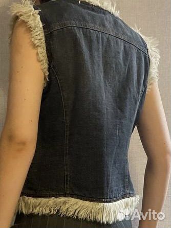 Винтажная джинсовая жилетка с мехом в стиле гранж