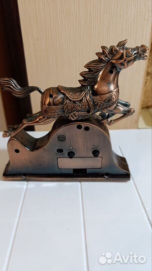 Настольные часы (будильник), зажигалка