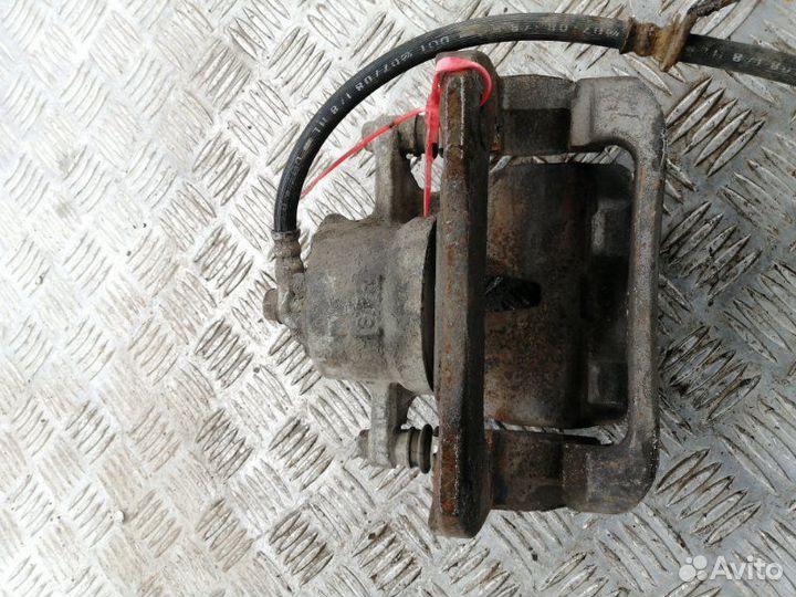 Суппорт передний правый Toyota Rav4 ACA30 2.0