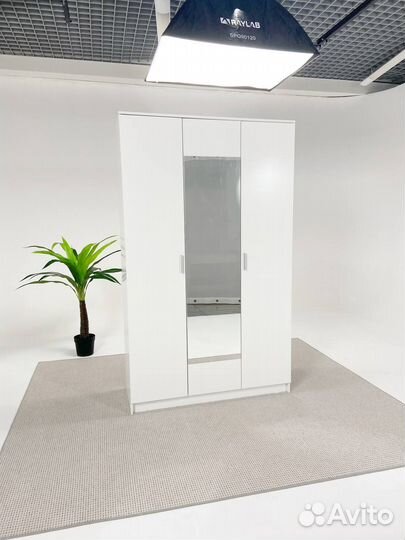 Шкаф трехстворчатый