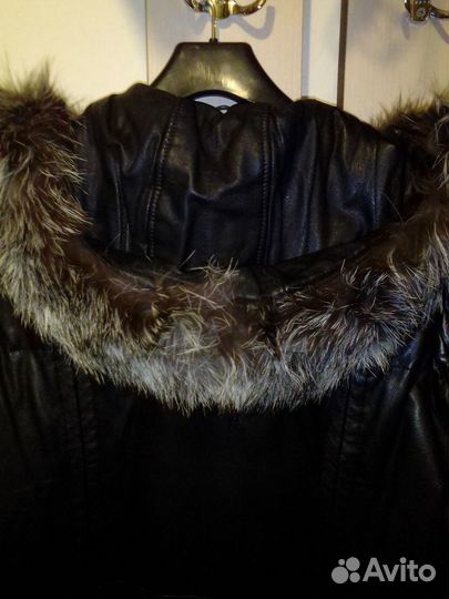 Кожаное пальто с капюшоном с меховой отделкой