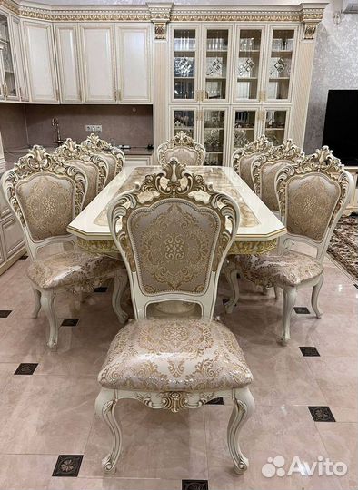 Обеденный стол и стулья