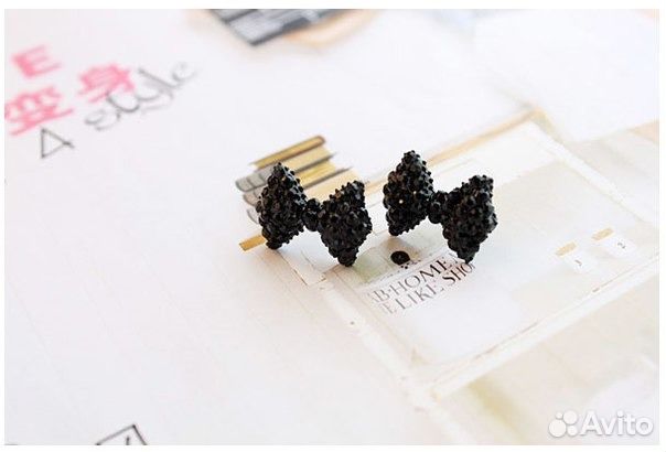 Милые черные серьги-гвоздики