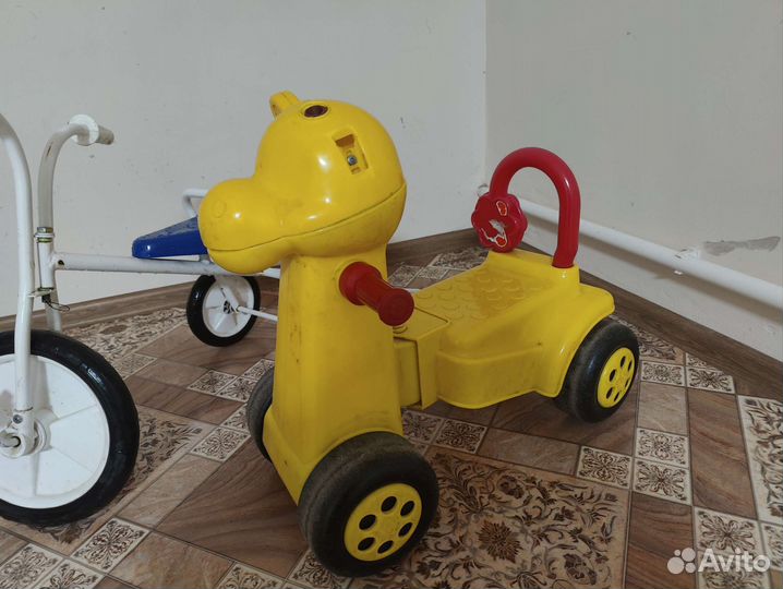 Трехколесный велосипед и игрушка