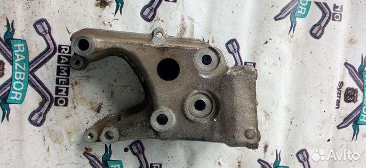 Кронштейн двигателя Пежо 406