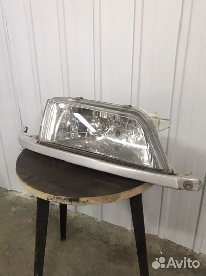 Передняя правая фара с ресничкойна тойота карина
