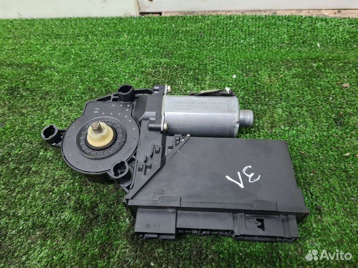 Моторчик стеклоподъемника задний левый VW Touareg