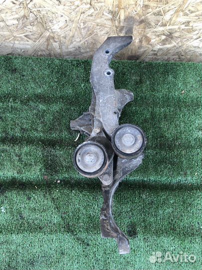 Кронштейн генератора Renault logan