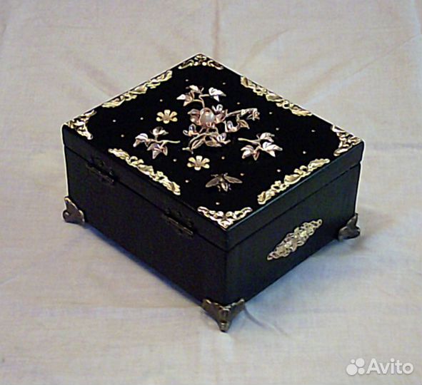 Деревянная шкатулка 