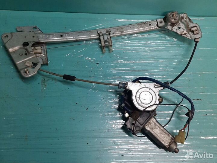Передний правый стеклоподъёмник mazda 323 ba
