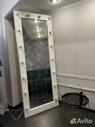 Гримерное зеркало с лампочками