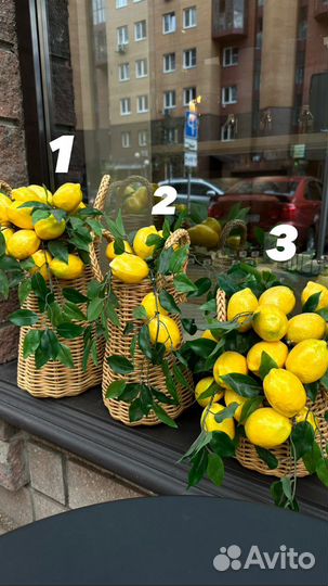 Корзина плетеная с лимонами
