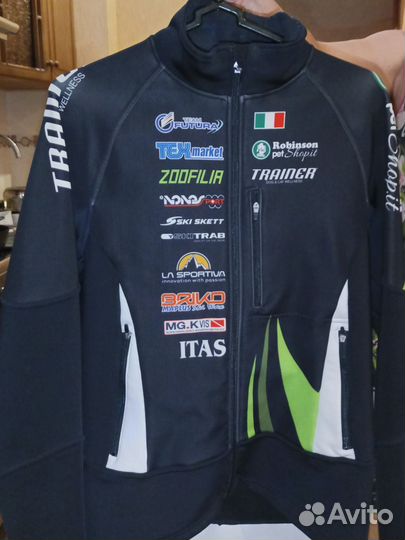 Верх разминочного костюма