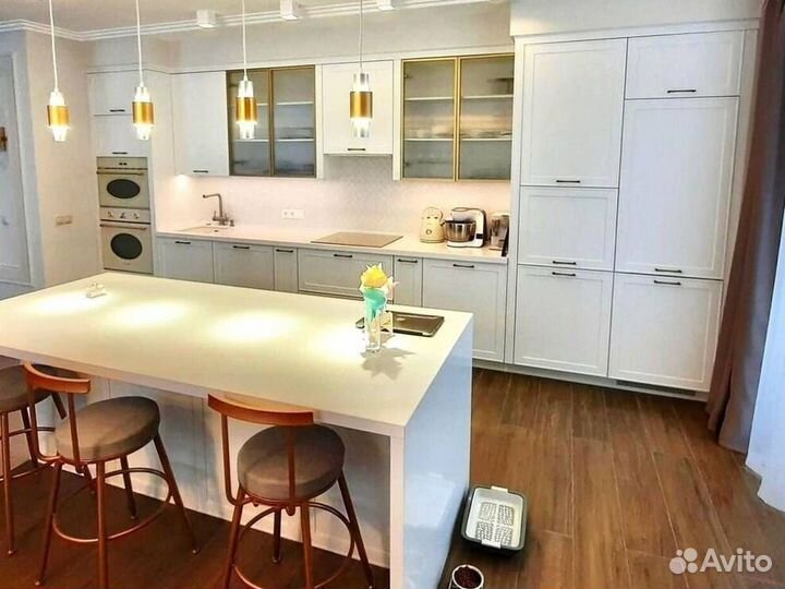 Кухонный гарнитур с каменным островом