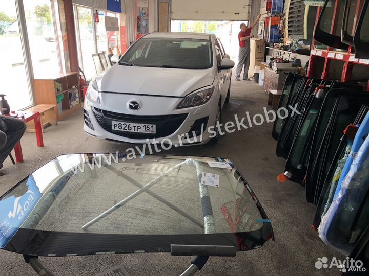 Лобовое стекло на Мазда 3
