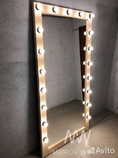 Гримерное зеркало с лампочками