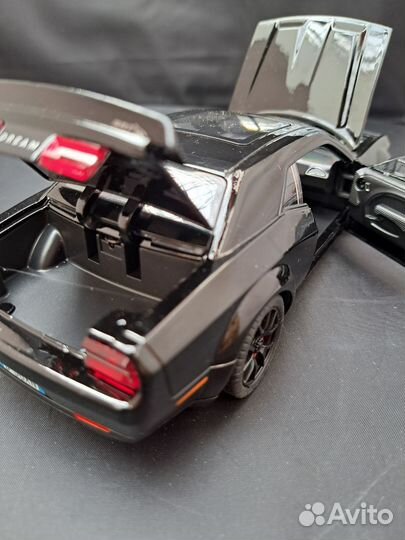 Dodge challenger srt модель в масштабе 1:24