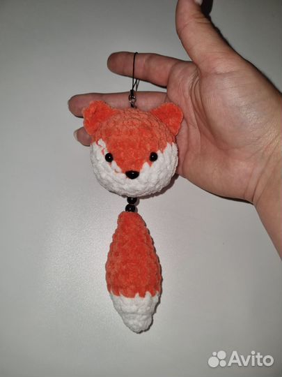 Вязаный брелок игрушка