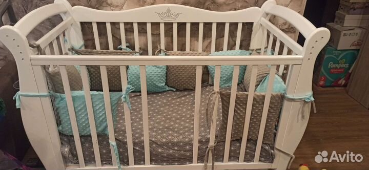 Детская кроватка с маятником белая