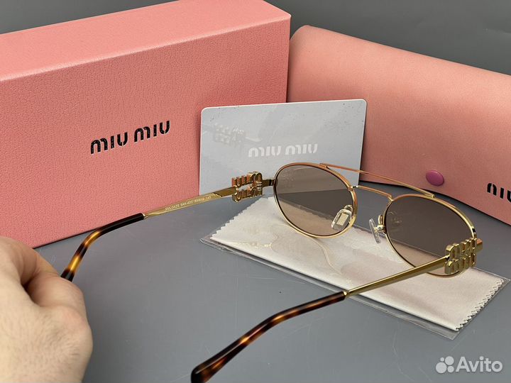 Солнцезащитные очки Miu Miu