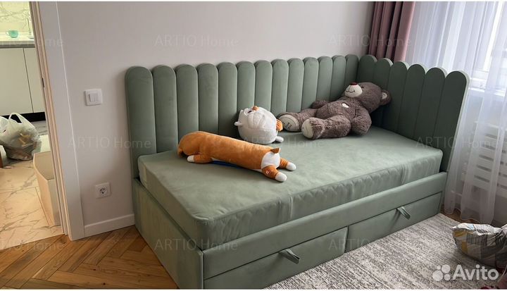 Детская кровать с мягкой спинкой