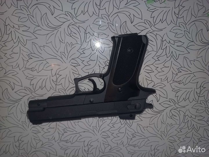 Игрушечный пистолет