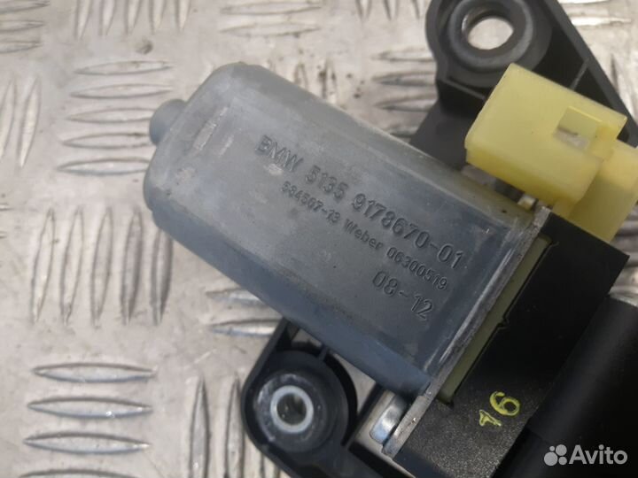 Б/У Моторчик солнцезащитной шторки правый BMW F