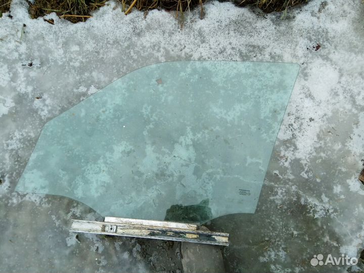 Переднее правое стекло на Мерседес w200