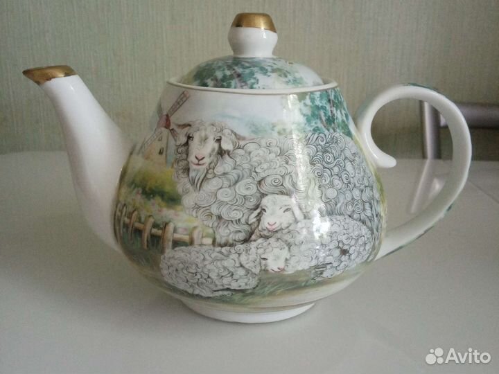 Чайник и сахарницы