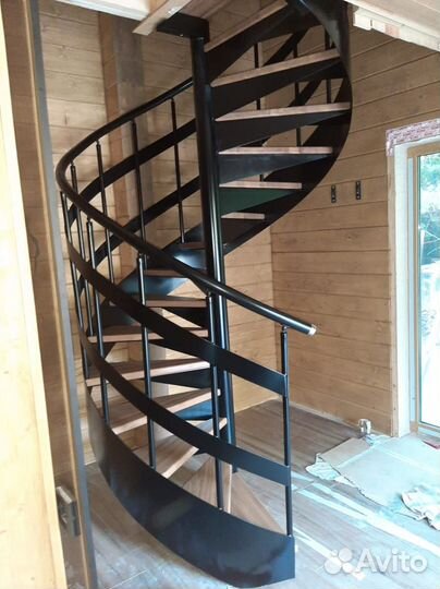 Винтовая лестница на металлическом каркасе