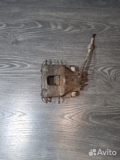 Суппорт тормозной Ford Focus 1 передний правый