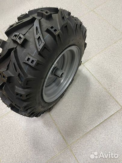 Запасное колесо для снегоуборочной машины