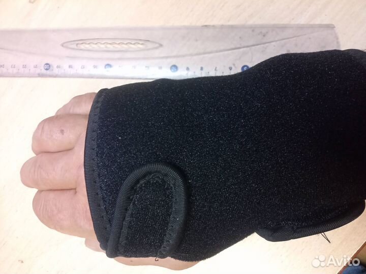 Ортопедический бандаж на запястье