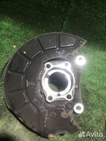 Кулак передний правый Volkswagen Passat B6 BZB