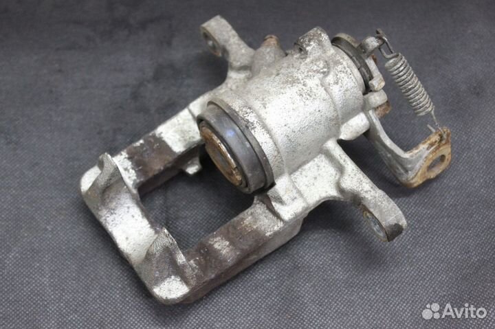 Суппорт задний правый электроручник Опель Астра J