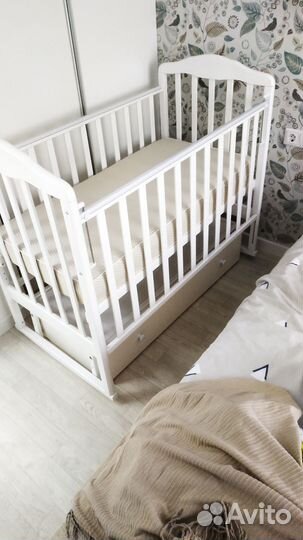 Детская кроватка с маятником