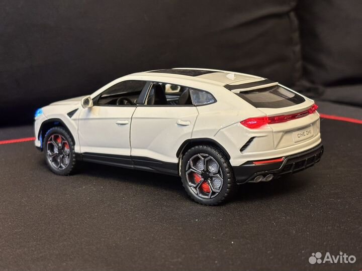 Модель автомобиля Ламборгини Урус 1:24